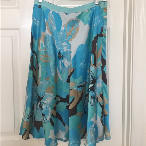 Banana Republic Dresses & Skirts - Banana Republic Skirt Size 6 100% Silk
